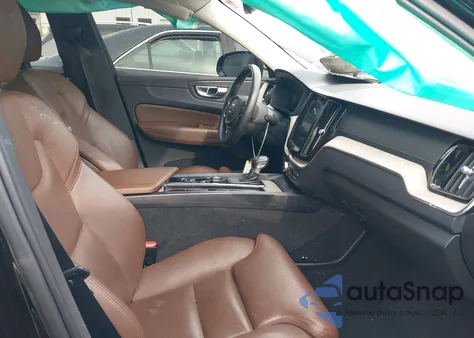 2018 Volvo Xc60 T5 Inscription z USA, uszkodzony, nr VIN YV4102RL2J1040828